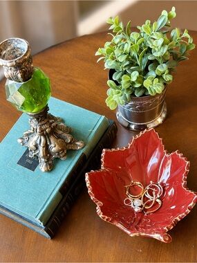 VIETRI Rosso Vecchio Red Grape Leaf Serving Dish Italy Discontinued 6.75”